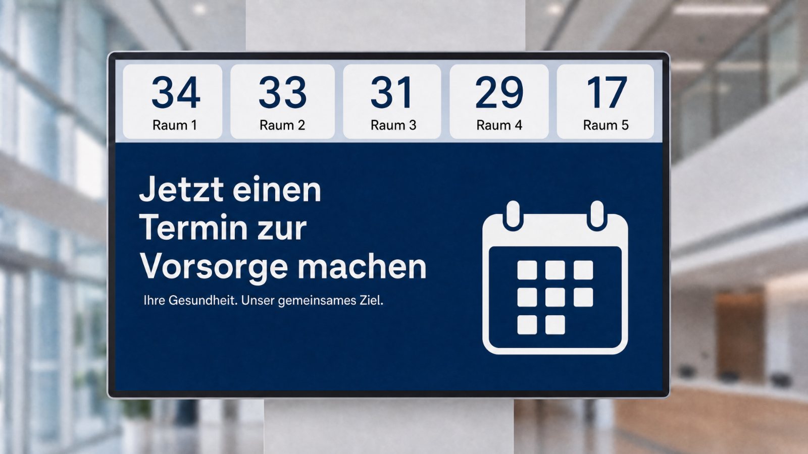 Wandmontiertes Display im Wartezimmer einer Praxis zeigt die aufgerufene Patientennummer und den zugewiesenen Behandlungsraum